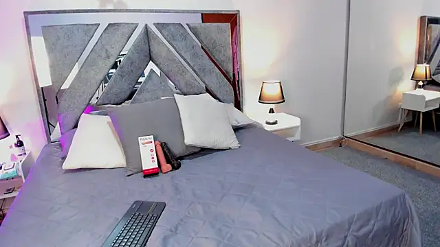 Isa Rouse   online show from October 2025 02:10:02 AM