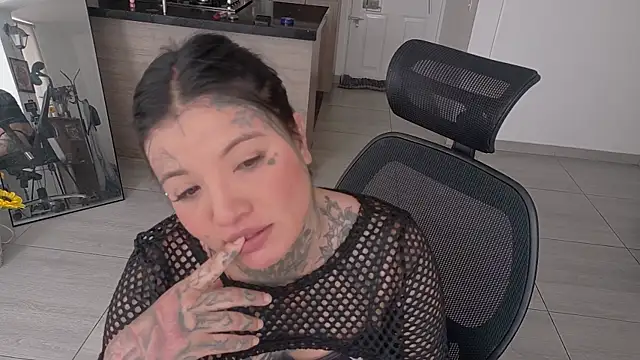 Unatatuada online show from November 2025 07:28:01 PM