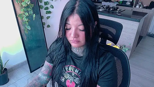 Unatatuada online show from November 2025 08:14:01 PM