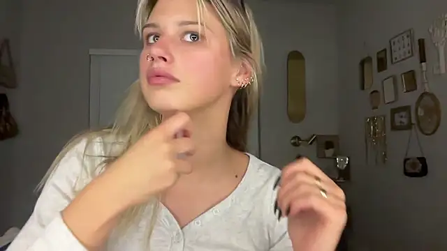 Snapshot of AnnGrayson chatting on November 2025 02:17:02 AM AnnGrayson online show from November 2025 02:17:02 AM