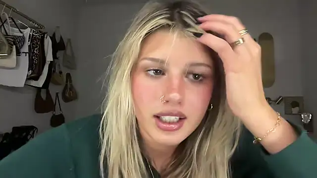 Snapshot of AnnGrayson chatting on October 2025 12:20:01 AM AnnGrayson online show from October 2025 12:20:01 AM