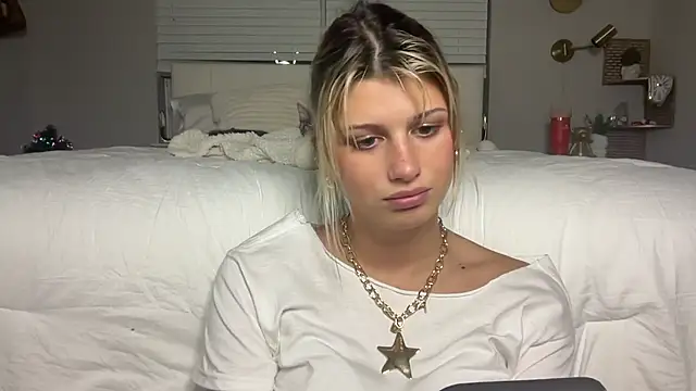 Snapshot of AnnGrayson chatting on November 2025 10:54:01 PM AnnGrayson online show from November 2025 10:54:01 PM