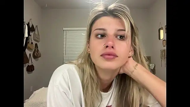 Snapshot of AnnGrayson chatting on November 2025 02:48:01 AM AnnGrayson online show from November 2025 02:48:01 AM