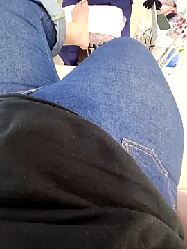 Aliciabloom online show from November 2025 06:45:01 PM