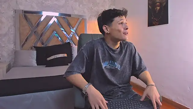 Snapshot of kraven_lust chatting on December 2025 03:11:05 AM kraven lust online show from December 2025 03:11:05 AM