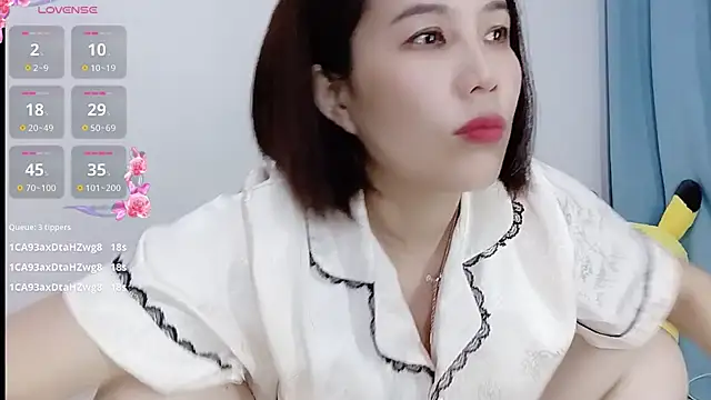 Snapshot of Miraitowa_ chatting on July 2026 02:09:02 PM Miraitowa online show from July 2026 02:09:02 PM