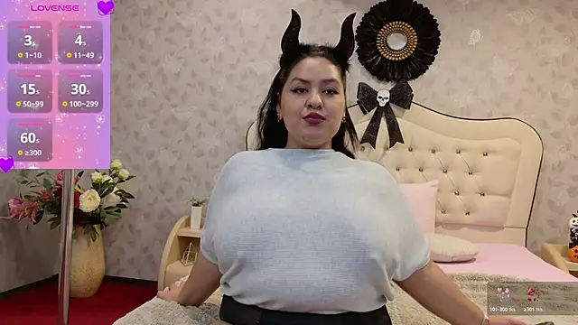 Snapshot of CurvyAleya chatting on October 2025 10:44:02 PM CurvyAleya online show from October 2025 10:44:02 PM