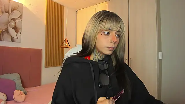 KoraRousee online show from November 2025 01:27:02 PM