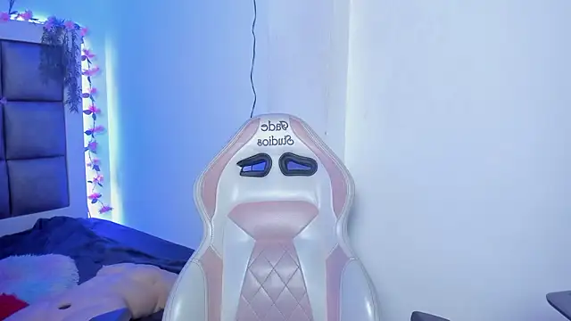 abbiecollins js online show from March 2026 04:25:01 AM