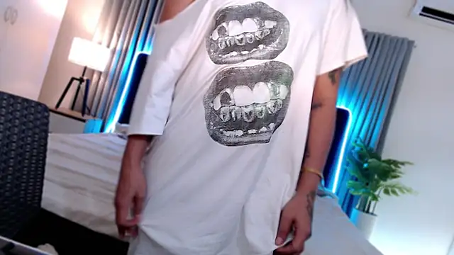 Snapshot of WomanOfYourDreams chatting on November 2025 04:27:02 AM WomanOfYourDreams online show from November 2025 04:27:02 AM