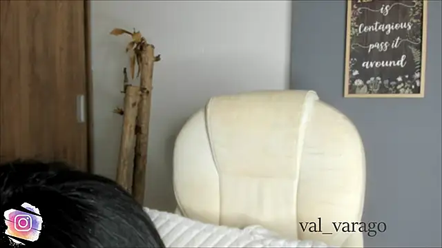 Snapshot of val_varago chatting on June 2026 12:23:02 AM val varago online show from June 2026 12:23:02 AM