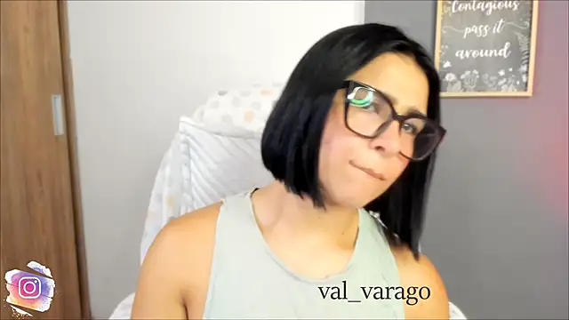 Snapshot of val_varago chatting on June 2026 01:22:02 AM val varago online show from June 2026 01:22:02 AM