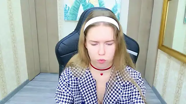 Snapshot of Alida_Brice chatting on November 2025 06:17:01 AM Alida Brice online show from November 2025 06:17:01 AM