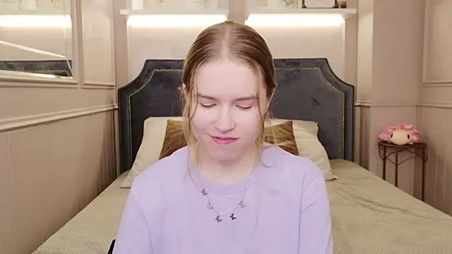 Snapshot of Alida_Brice chatting on November 2025 05:44:02 AM Alida Brice online show from November 2025 05:44:02 AM