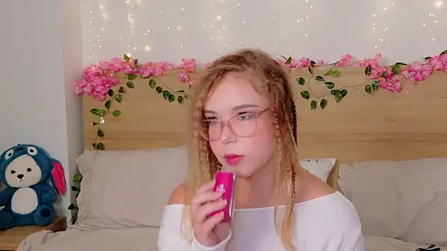 Lilith Bonheur online show from October 2025 08:28:02 PM