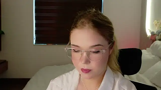 Lilith Bonheur online show from April 2026 09:38:02 AM