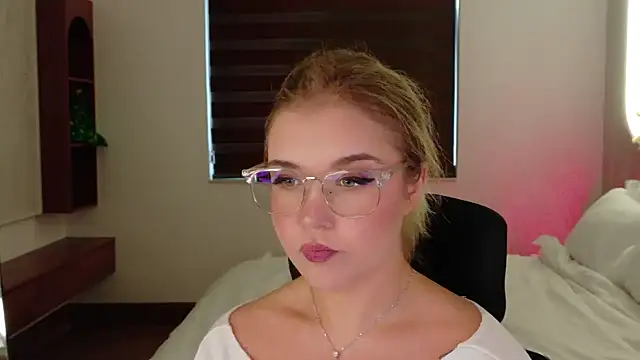 Lilith Bonheur online show from April 2026 11:06:01 PM