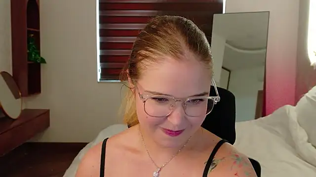 Lilith Bonheur online show from April 2026 12:06:01 AM