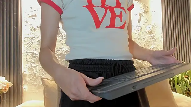 Snapshot of joselin_rouse chatting on April 2026 01:07:01 PM joselin rouse online show from April 2026 01:07:01 PM