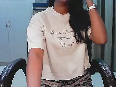 Snapshot of short_girl_ chatting on October 2025 04:41:01 PM short girl  online show from October 2025 04:41:01 PM