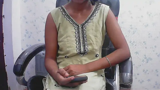 short girl  online show from April 2026 05:37:02 PM