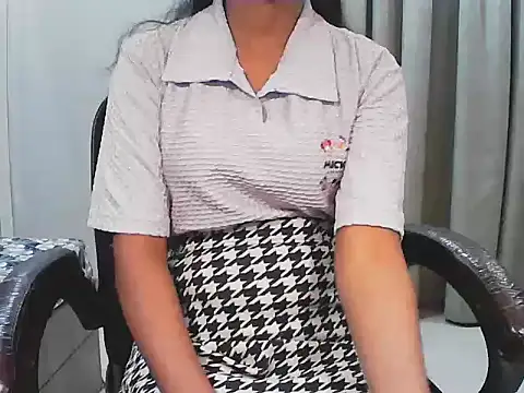 short girl  online show from November 2025 04:45:02 PM