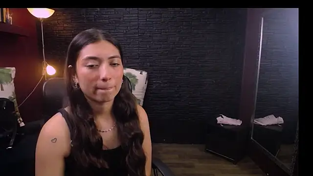 Snapshot of Lizzie_Collin chatting on October 2025 01:37:02 PM Lizzie Collin online show from October 2025 01:37:02 PM