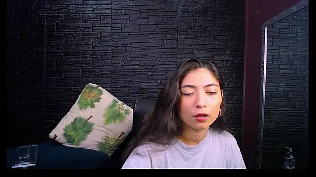 Snapshot of Lizzie_Collin chatting on October 2025 01:46:02 PM Lizzie Collin online show from October 2025 01:46:02 PM
