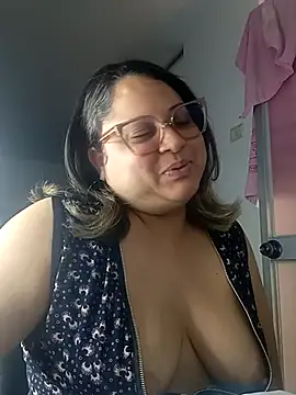 Chiki hot92 online show from October 2025 06:19:01 PM