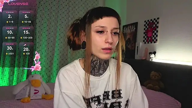 Snapshot of LilithPoison chatting on October 2025 06:18:02 PM LilithPoison online show from October 2025 06:18:02 PM