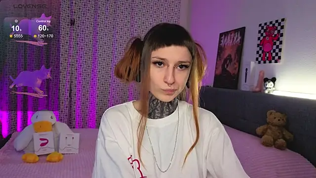 Snapshot of LilithPoison chatting on November 2025 06:02:02 PM LilithPoison online show from November 2025 06:02:02 PM