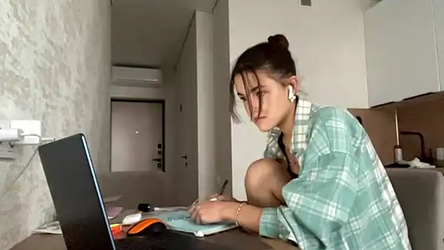 Snapshot of FavorLeila chatting on September 2025 01:18:01 PM FavorLeila online show from September 2025 01:18:01 PM