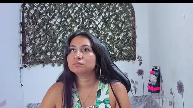 Luna021 1 online show from November 2025 07:39:01 PM