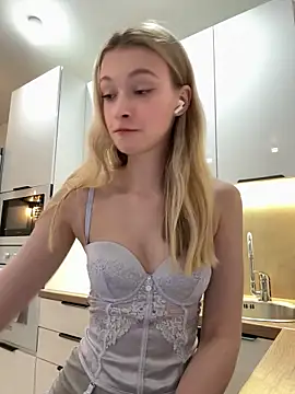 FriendlyFire 18 online show from April 2026 09:27:01 PM