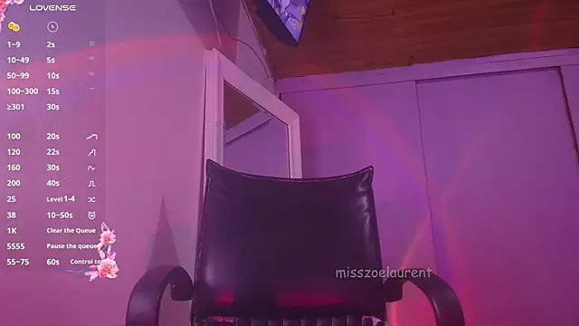 misszoelaurent online show from October 2025 07:58:02 PM