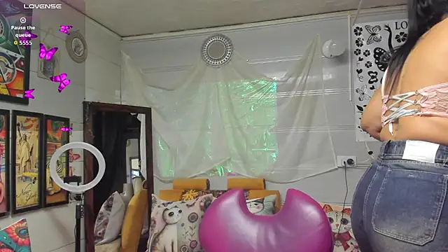 Girl luna  online show from September 2025 07:41:01 PM