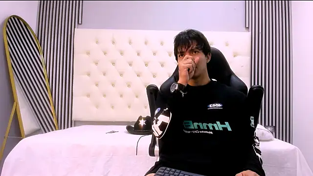 Snapshot of toji_luxxer chatting on December 2025 03:49:02 AM toji luxxer online show from December 2025 03:49:02 AM