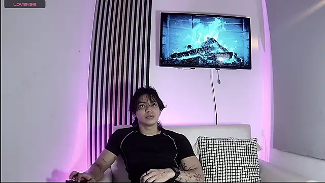 Snapshot of toji_luxxer chatting on November 2025 02:26:02 AM toji luxxer online show from November 2025 02:26:02 AM