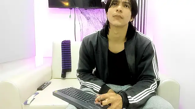 Snapshot of toji_luxxer chatting on October 2025 09:03:01 PM toji luxxer online show from October 2025 09:03:01 PM