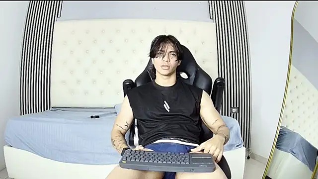 Snapshot of toji_luxxer chatting on November 2025 07:52:02 PM toji luxxer online show from November 2025 07:52:02 PM