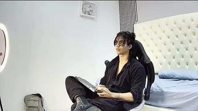 Snapshot of toji_luxxer chatting on November 2025 02:16:02 AM toji luxxer online show from November 2025 02:16:02 AM