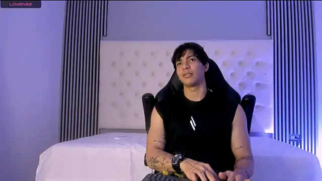 Snapshot of toji_luxxer chatting on December 2025 04:13:02 AM toji luxxer online show from December 2025 04:13:02 AM