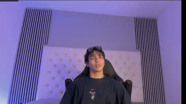 Snapshot of toji_luxxer chatting on November 2025 02:44:02 AM toji luxxer online show from November 2025 02:44:02 AM