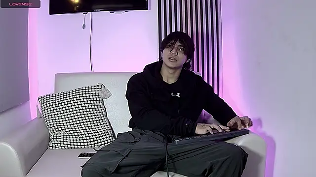 Snapshot of toji_luxxer chatting on November 2025 12:47:01 AM toji luxxer online show from November 2025 12:47:01 AM