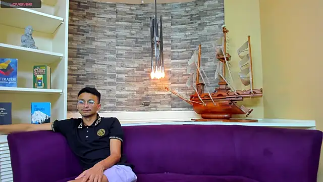 Juicy Creww online show from October 2025 10:16:01 AM