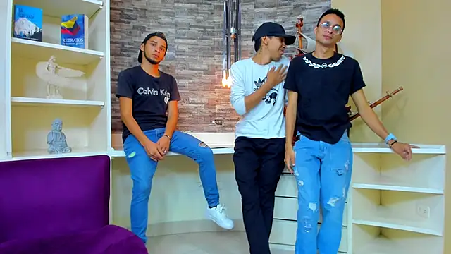 Juicy Creww online show from September 2025 12:27:02 PM