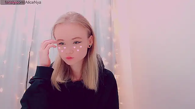 Snapshot of AliceNya_cute chatting on January 2026 06:06:01 AM AliceNya cute online show from January 2026 06:06:01 AM