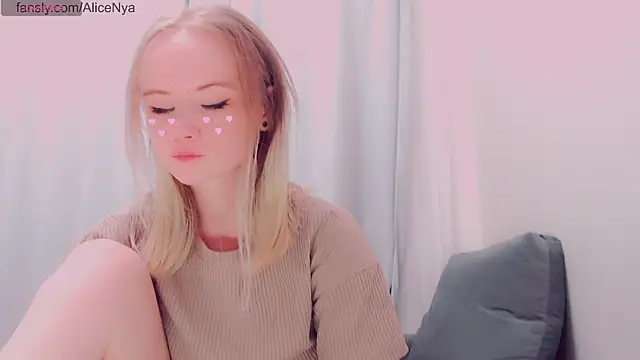 Snapshot of AliceNya_cute chatting on December 2025 04:29:01 AM AliceNya cute online show from December 2025 04:29:01 AM
