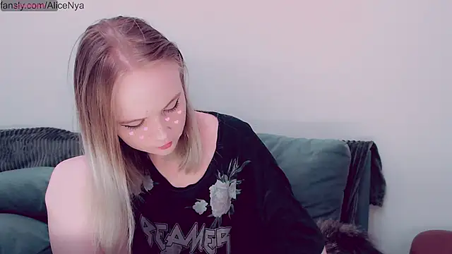 Snapshot of AliceNya_cute chatting on October 2025 05:06:01 AM AliceNya cute online show from October 2025 05:06:01 AM