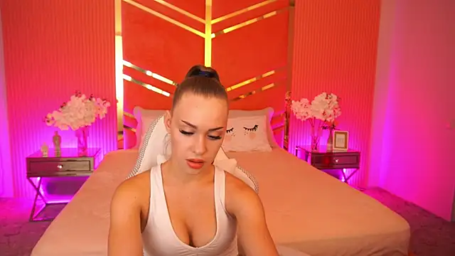 Snapshot of SweetAngellic chatting on September 2025 01:44:02 PM SweetAngellic online show from September 2025 01:44:02 PM